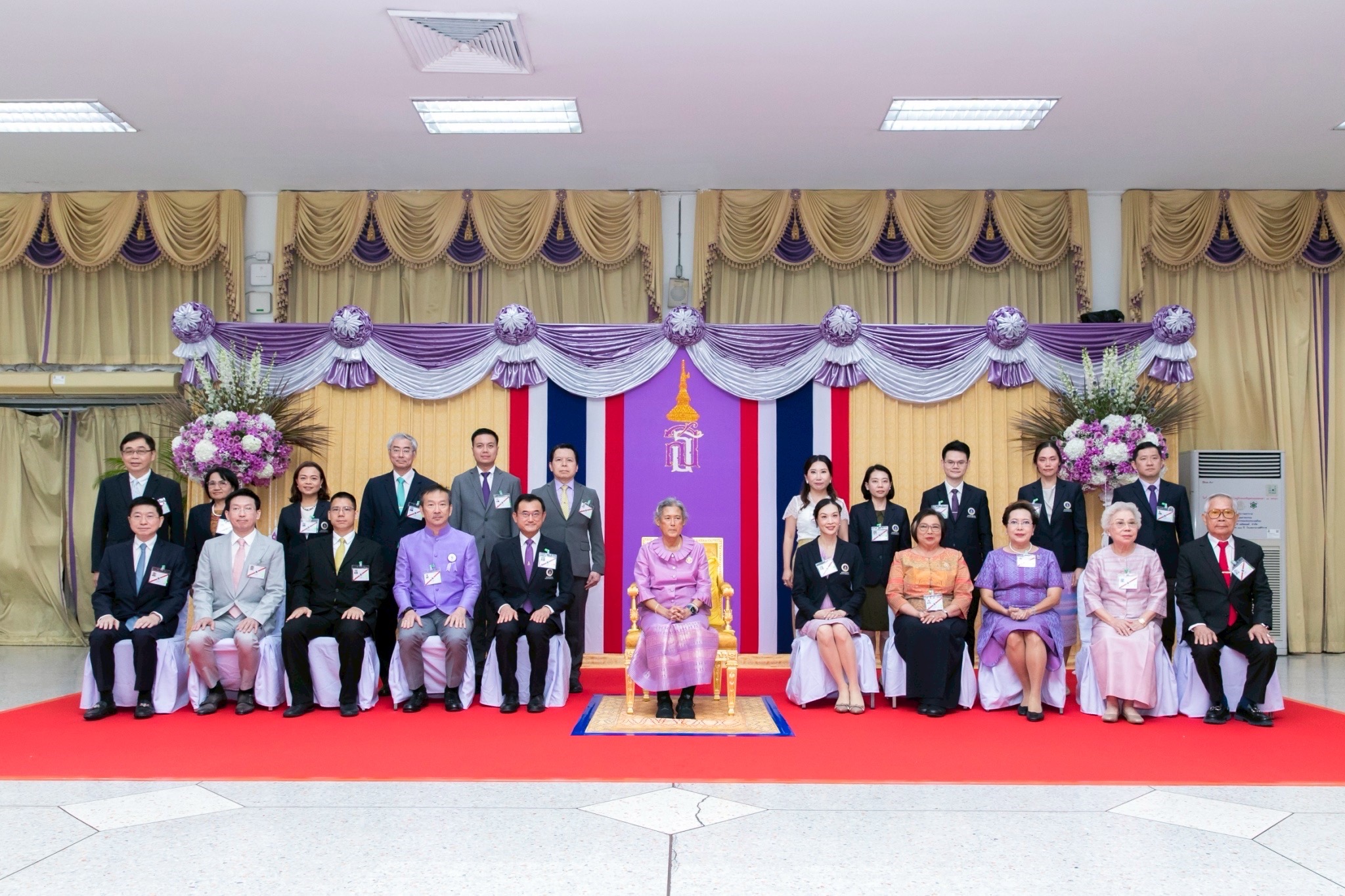 สมเด็จพระกนิษฐาธิราชเจ้า กรมสมเด็จพระเทพรัตนราชสุดาฯ สยามบรมราชกุมารี  ให้ บริษัทบริหารสินทรัพย์ กรุงเทพพาณิชย์ จำกัด (มหาชน)  เข้ารับพระราชทานของที่ระลึกผู้บริจาคเงินกองทุนห้องผ่าตัดศิริราช