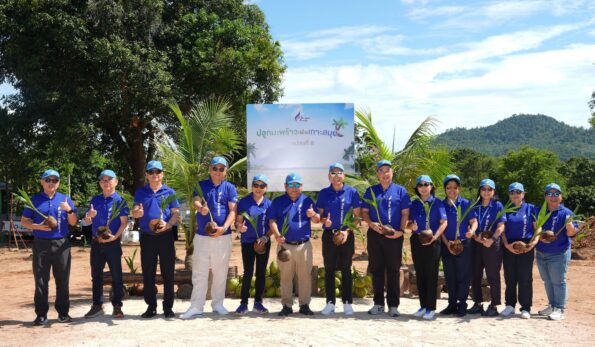 Go Green Samui! บางกอกแอร์เวย์สสานต่อพันธกิจ “ท้องฟ้าโลว์คาร์บอน” ผ่านกิจกรรมปลูกมะพร้าวเพื่อเกาะสมุย ปีที่ 8 ในโครงการ “Love Earth, Save Earth: Love Samui, Save the Coconut Tree”