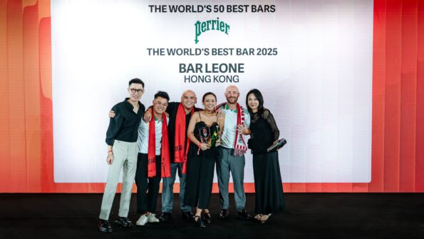 บาร์ฮ่องกงครองโลก! เจ้าถิ่น Bar Leone คว้าอันดับ 1 “The World’s Best Bar 2025” ในบ้านเกิด ชัยชนะครั้งประวัติศาสตร์ ตอกย้ำสถานะของฮ่องกงในฐานะผู้นำแห่งวงการค็อกเทลโลก Bar Leone ได้รับการยกย่องให้เป็นบาร์ที่ดีที่สุดในโลก (The World’s Best Bar 2025) ในงานที่จัดขึ้น ณ ฮ่องกง (ภาพ: 50 Best)
