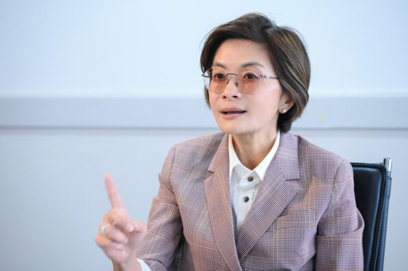 ทำงานไม่เคยพักจริง ๆ สำหรับ “ดร.ยุ้ย – ผศ.ดร.เกษรา ธัญลักษณ์ภาคย์” บอสหญิงแกร่งแห่งเสนาดีเวลลอปเม้นท์ หรือ SENA แม้วันหยุดก็ยังไม่วางมือถือ คอยส่องสถานการณ์น้ำท่วมที่หลายพื้นที่กำลังเผชิญอยู่ ถึงขั้นเรียกทีมงานประชุมด่วน! ติดตามระดับน้ำแบบเรียลไทม์ เพราะห่วง “ลูกบ้านเสนา”พร้อมย้ำชัด “ไม่ต้องกังวล เสนาพร้อมดูแล”
