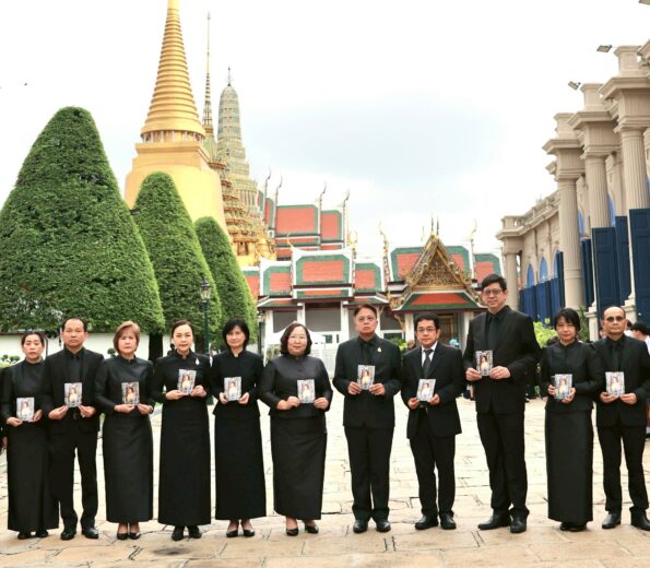 ออมสิน ถวายพวงมาลัย และลงนามถวายความอาลัย แด่สมเด็จพระนางเจ้าสิริกิติ์ พระบรมราชินีนาถ พระบรมราชชนนีพันปีหลวง