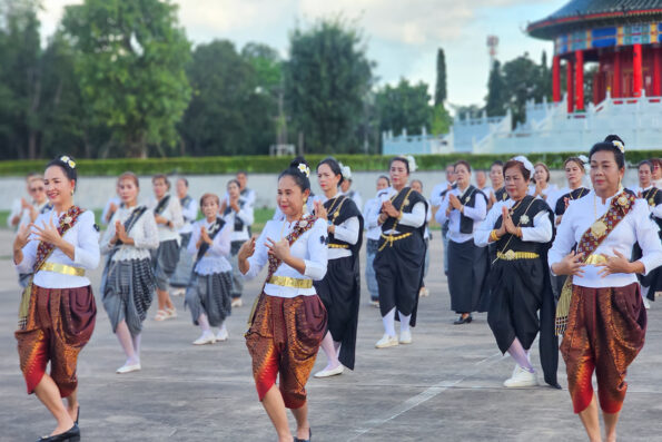 อลังการ! นางรำ 2 คณะ รำถวายพระโพธิสัตว์กวนอิมเพื่อเสริมสิริมงคลและถวายความขอบคุณหลังพรที่ขอสัมฤทธิ์ผล