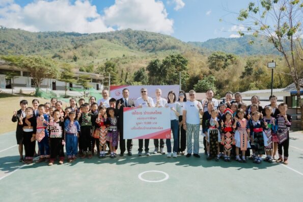 เอไอเอ ประเทศไทย มอบทุนสนับสนุนโครงการส่งเสริมและพัฒนาการพูด อ่าน เขียนภาษาไทย แก่สภากาชาดไทย เพื่อพัฒนาระบบไฟฟ้าพลังงานแสงอาทิตย์มอบแก่ 9 โรงเรียนในจังหวัดตาก