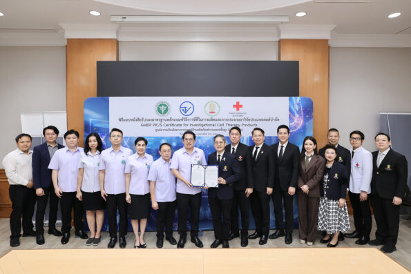 “Revomed Group” ร่วมพิธีมอบหนังสือรับรองมาตรฐานหลักเกณฑ์วิธีการที่ดีในการผลิตและกระจายยาวิจัยประเภทเซลล์บำบัด ให้กับศูนย์ EC-ATMPs จุฬาฯ ยกระดับประเทศไทยสู่ศูนย์กลางการแพทย์ระดับสากล