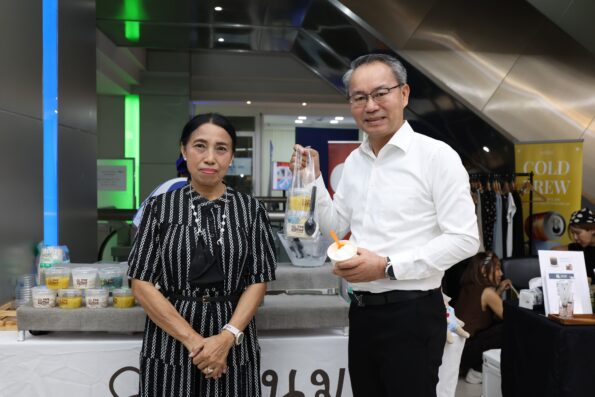 ปธ.เดชา นำทีม SME D Bank ชอปกระหน่ำในงาน “SME D Market” ช่วยผู้ประกอบการเพิ่มยอดขาย ช่วยประชนชนลดค่าครองชีพ ปลุกเศรษฐกิจไทยคึกคัก